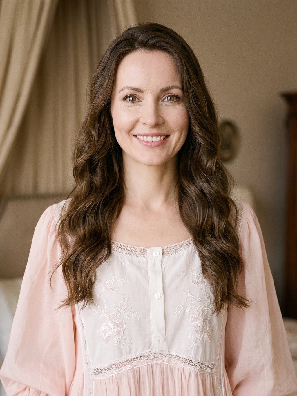 Femme souriante portant la chemise de nuit rose, plastron brode et manches a volant