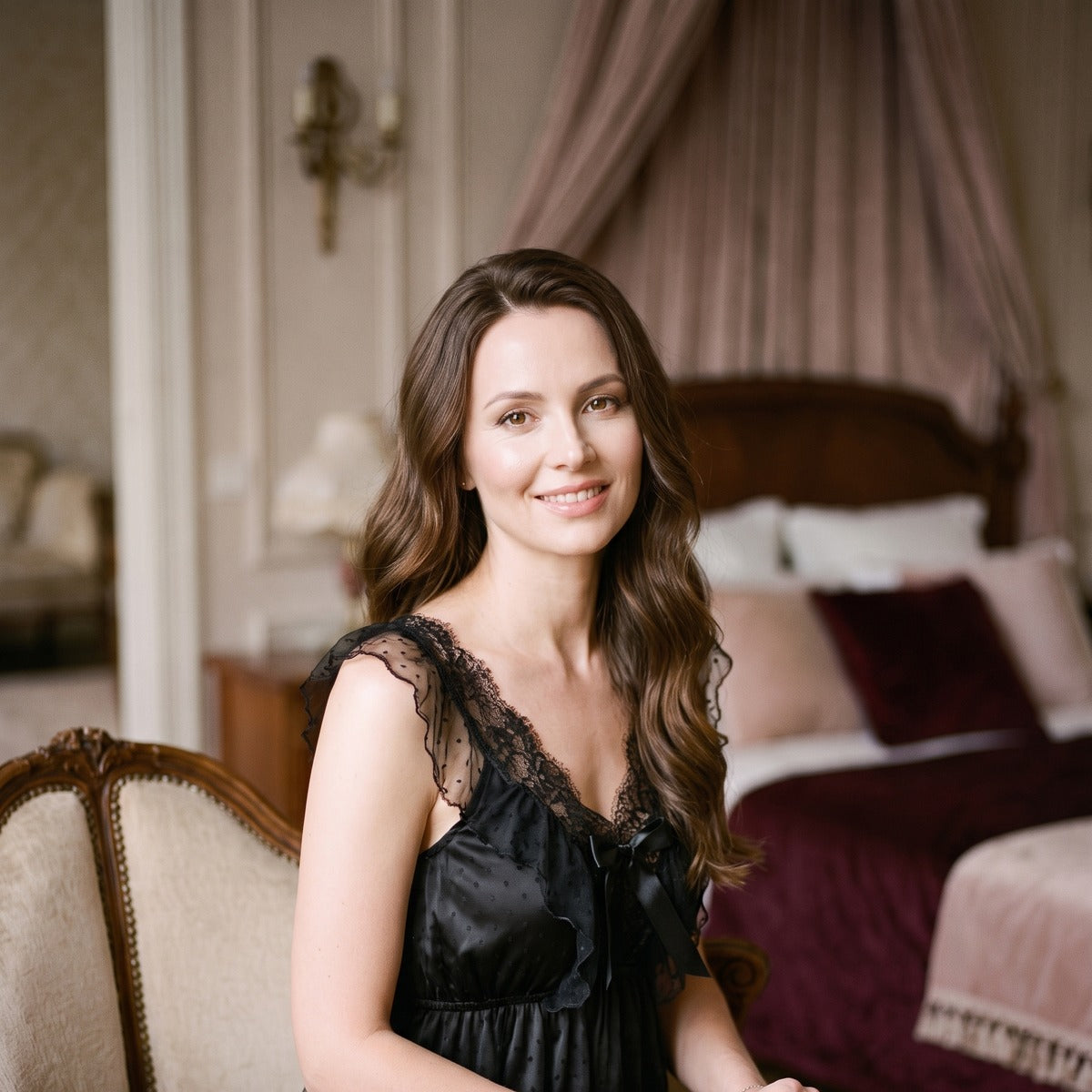 Portrait de la chemise de nuit romantique noire, décolleté en dentelle et manches en tulle à pois Image