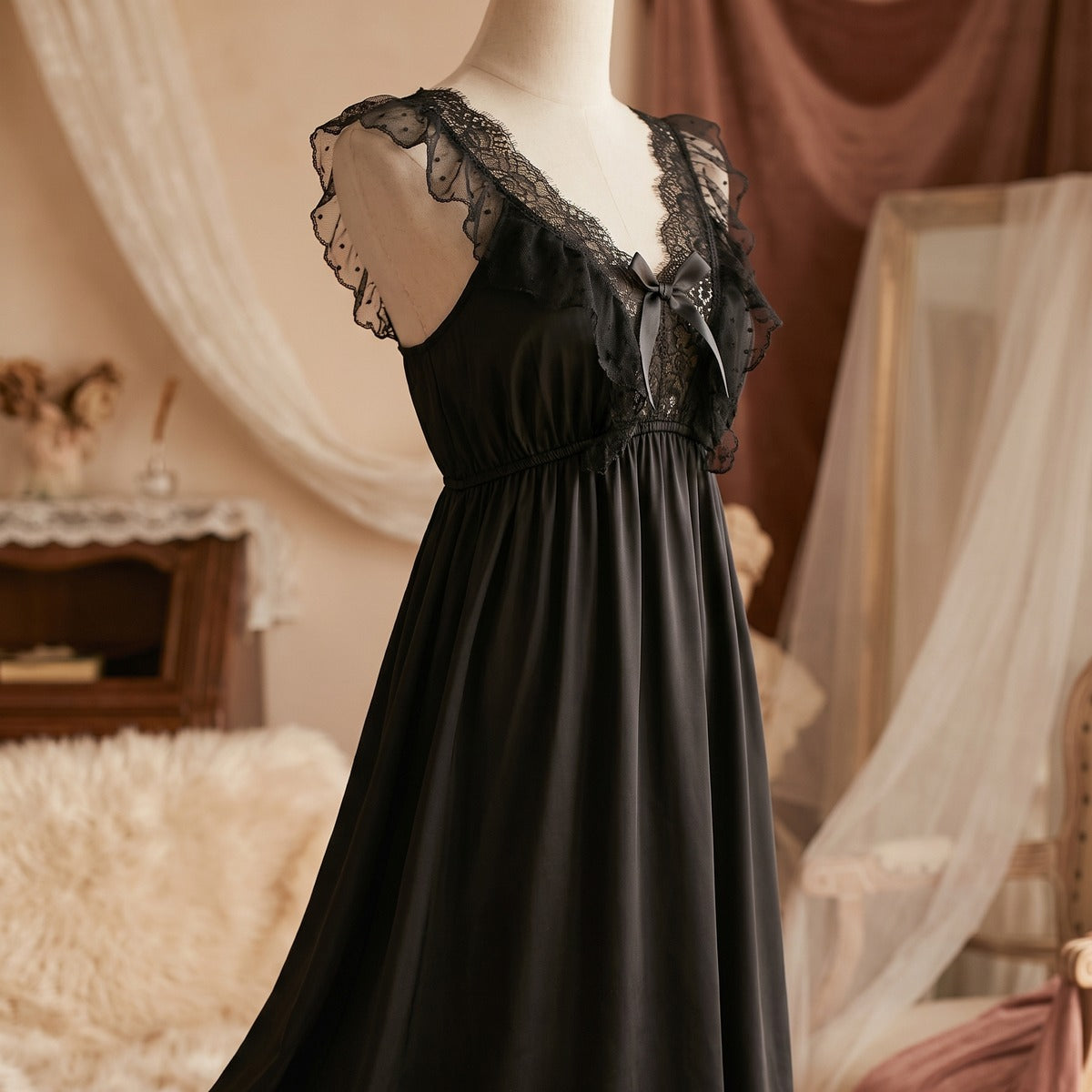 Détail de la dentelle et du noeud satiné de la chemise de nuit noire Image
