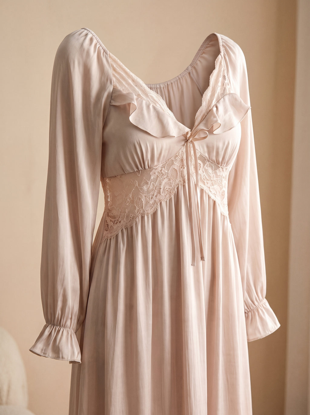 Chemise de nuit rose en mannequin invisible, vue de face sur fond boudoir