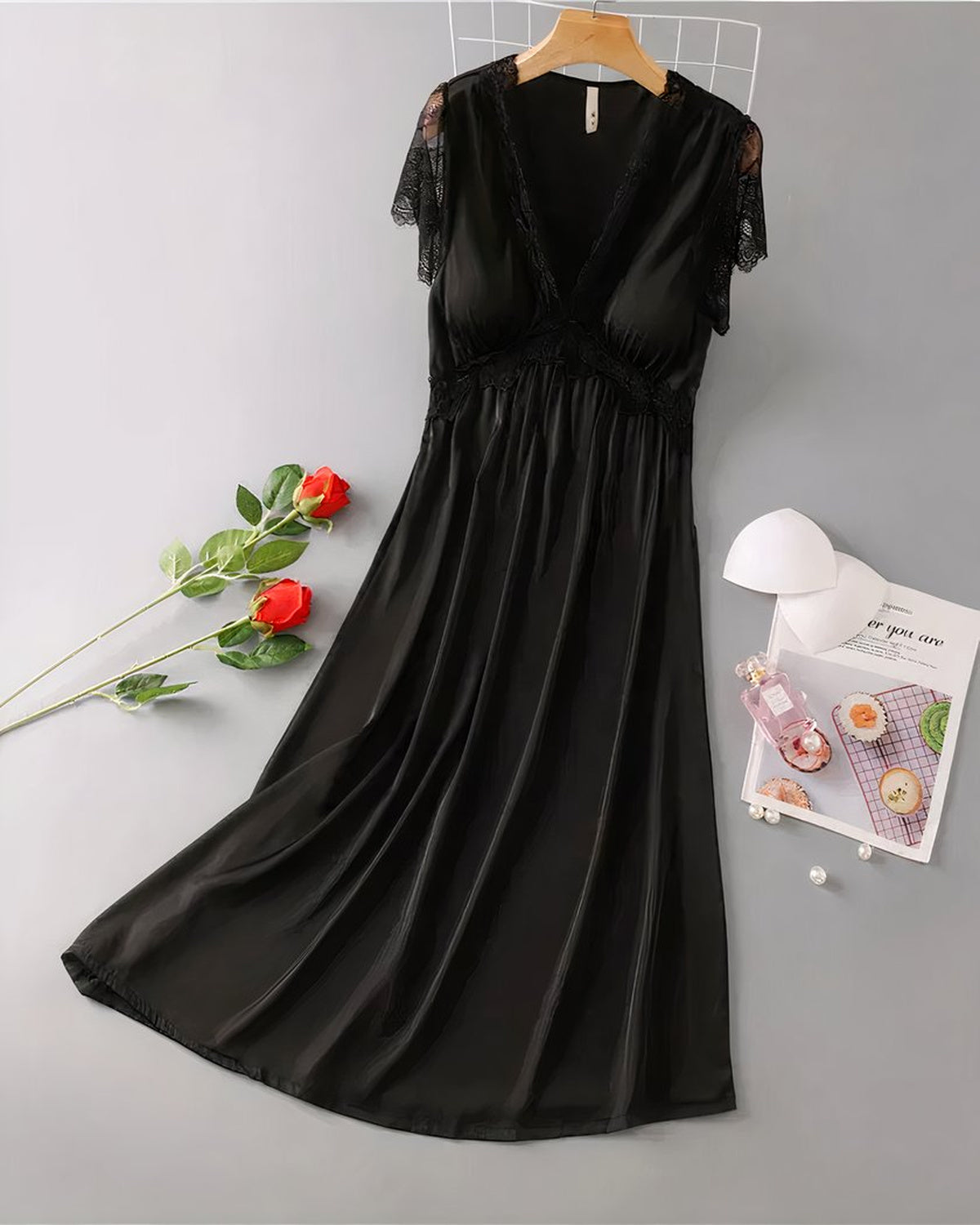 La chemise de nuit noire vue en entier