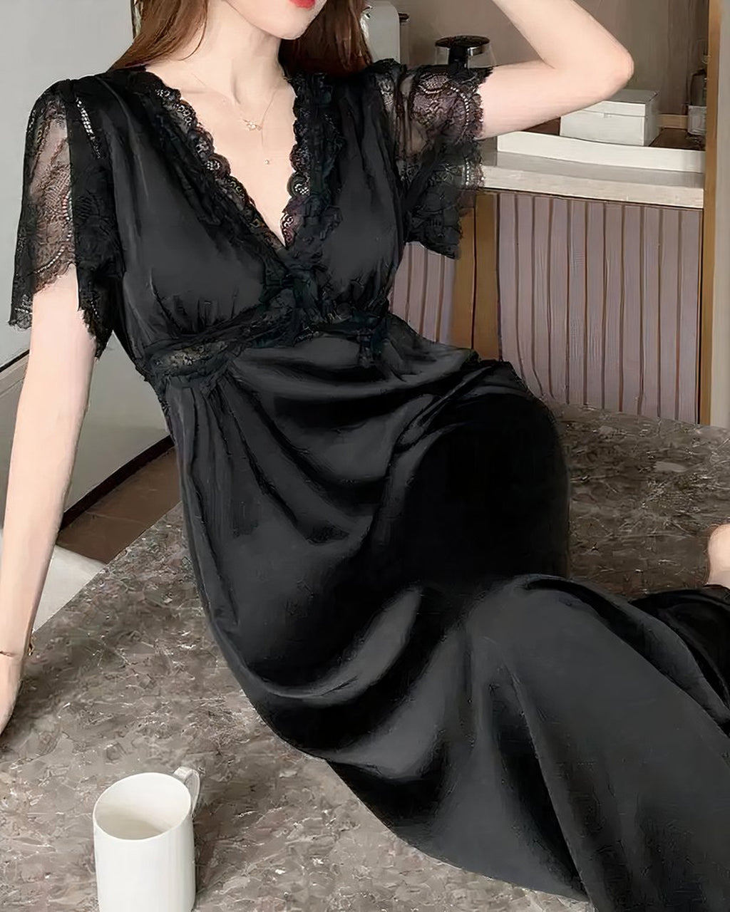 La chemise de nuit portée, dentelle du décolleté visible