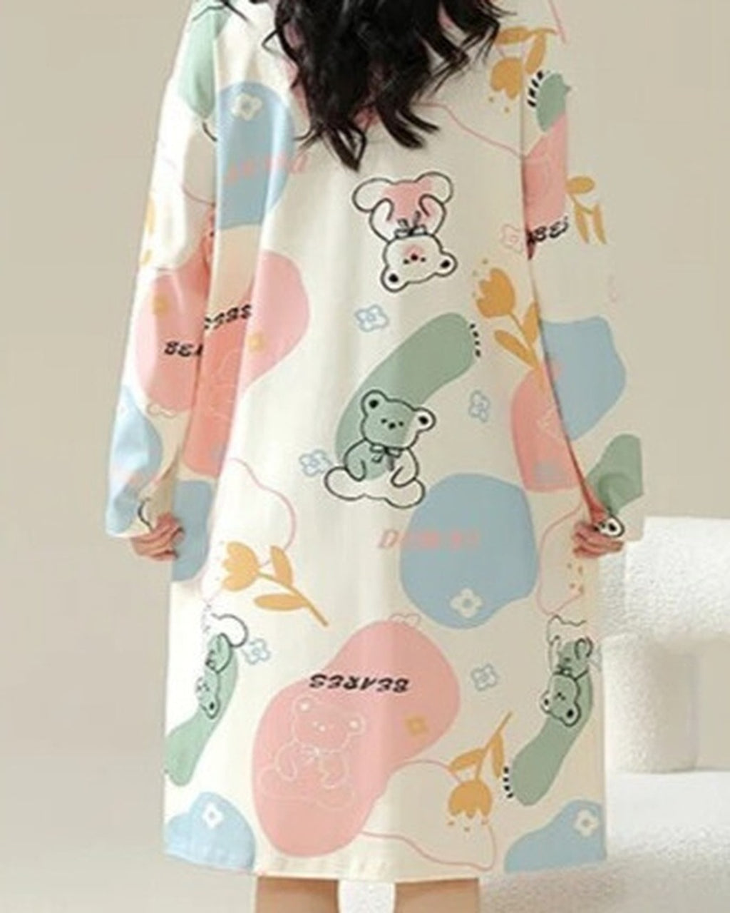 Dos de la chemise de nuit dhiver a imprime oursons, coupe droite et ample