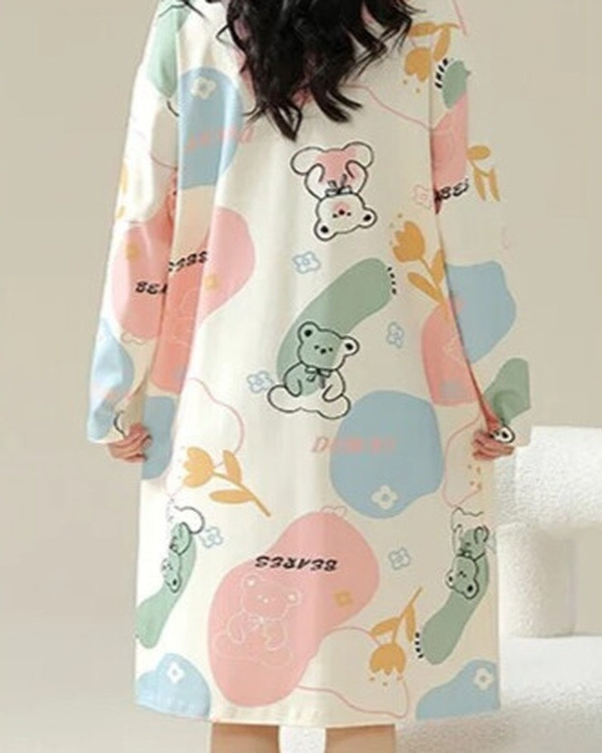 Dos de la chemise de nuit dhiver a imprime oursons, coupe droite et ample
