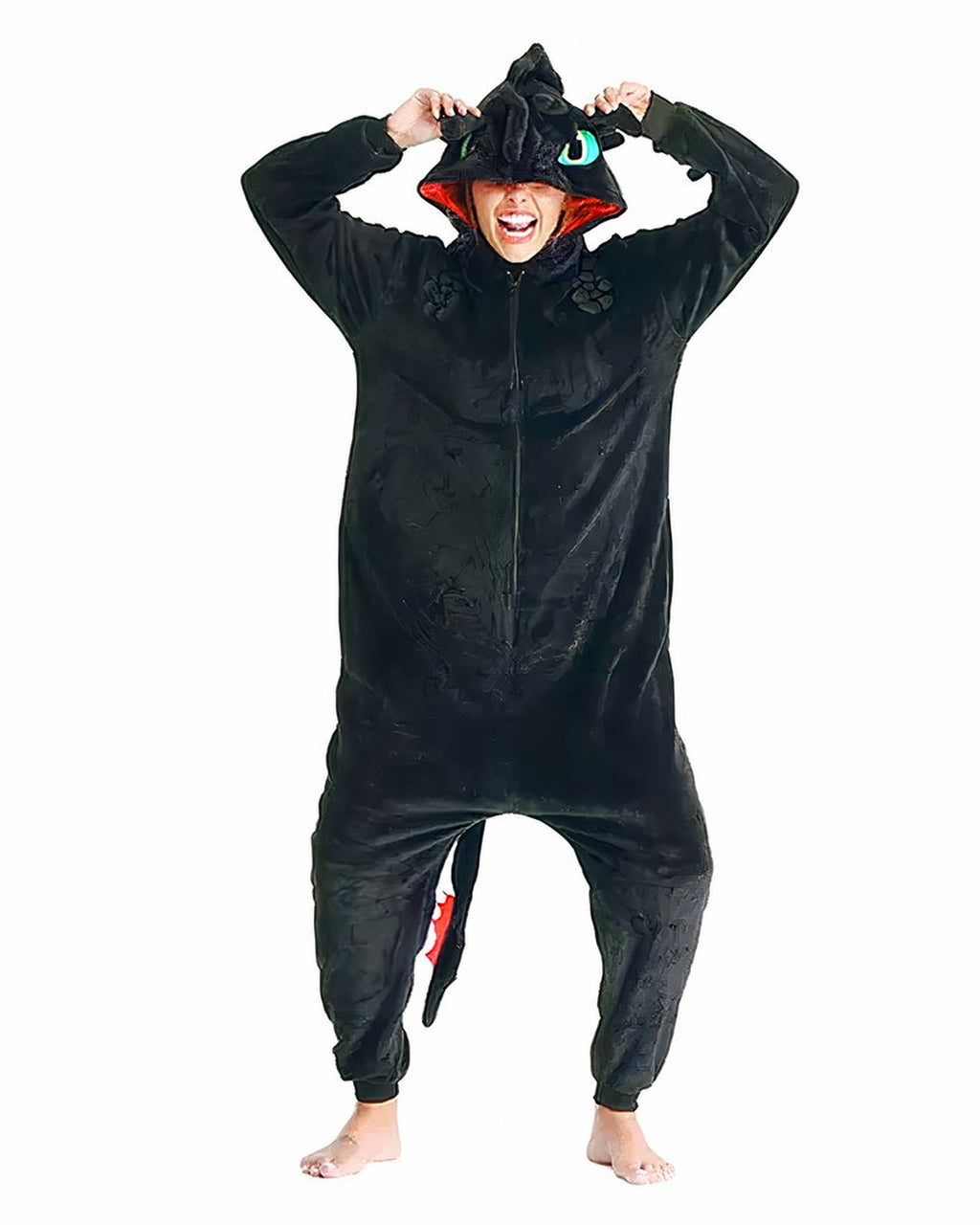 La combinaison noire portée, capuche de dragon relevée