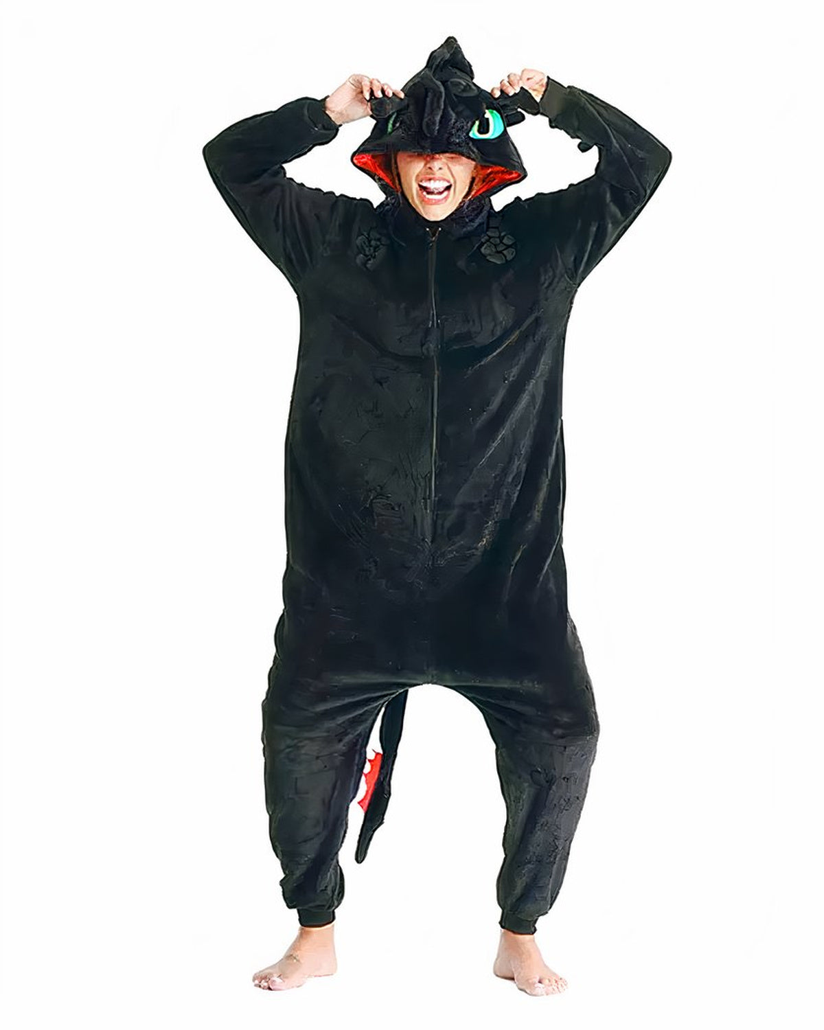 La combinaison noire portée, capuche de dragon relevée