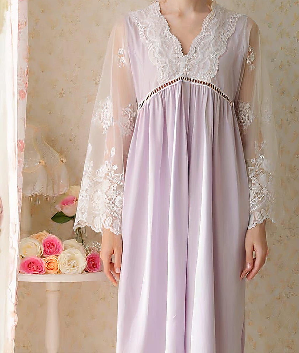 Corsage de la chemise de nuit lilas, bande ajourée, manches en voile et jupe froncée