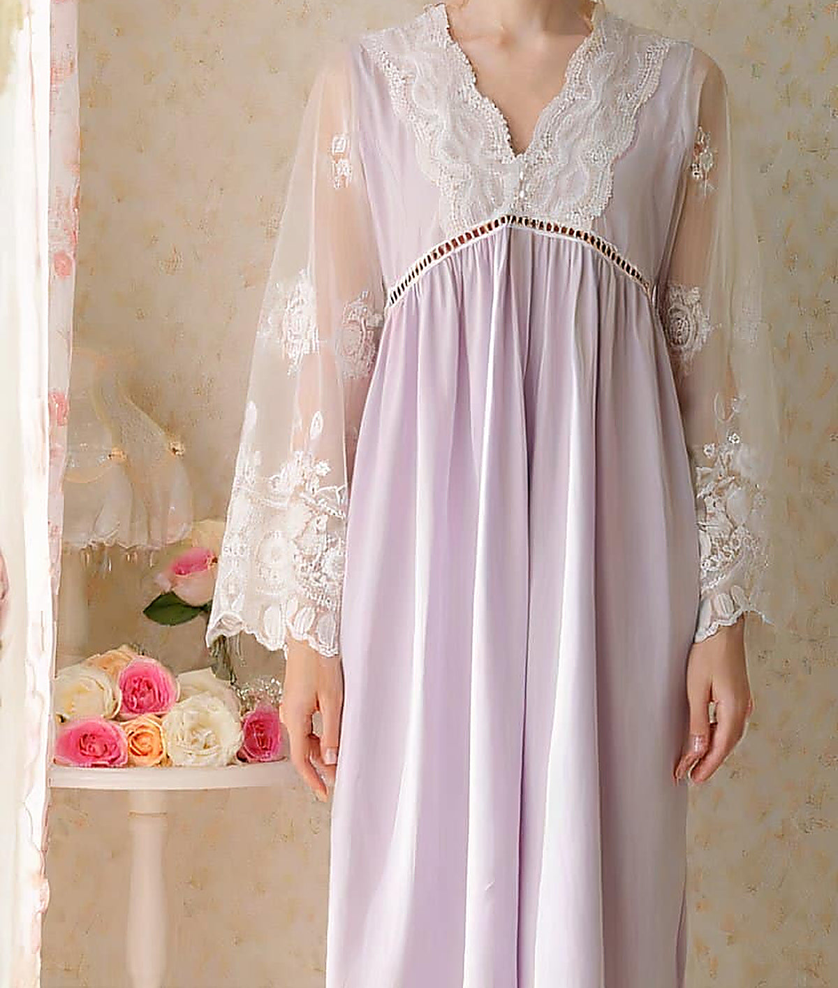 Corsage de la chemise de nuit lilas, bande ajourée, manches en voile et jupe froncée