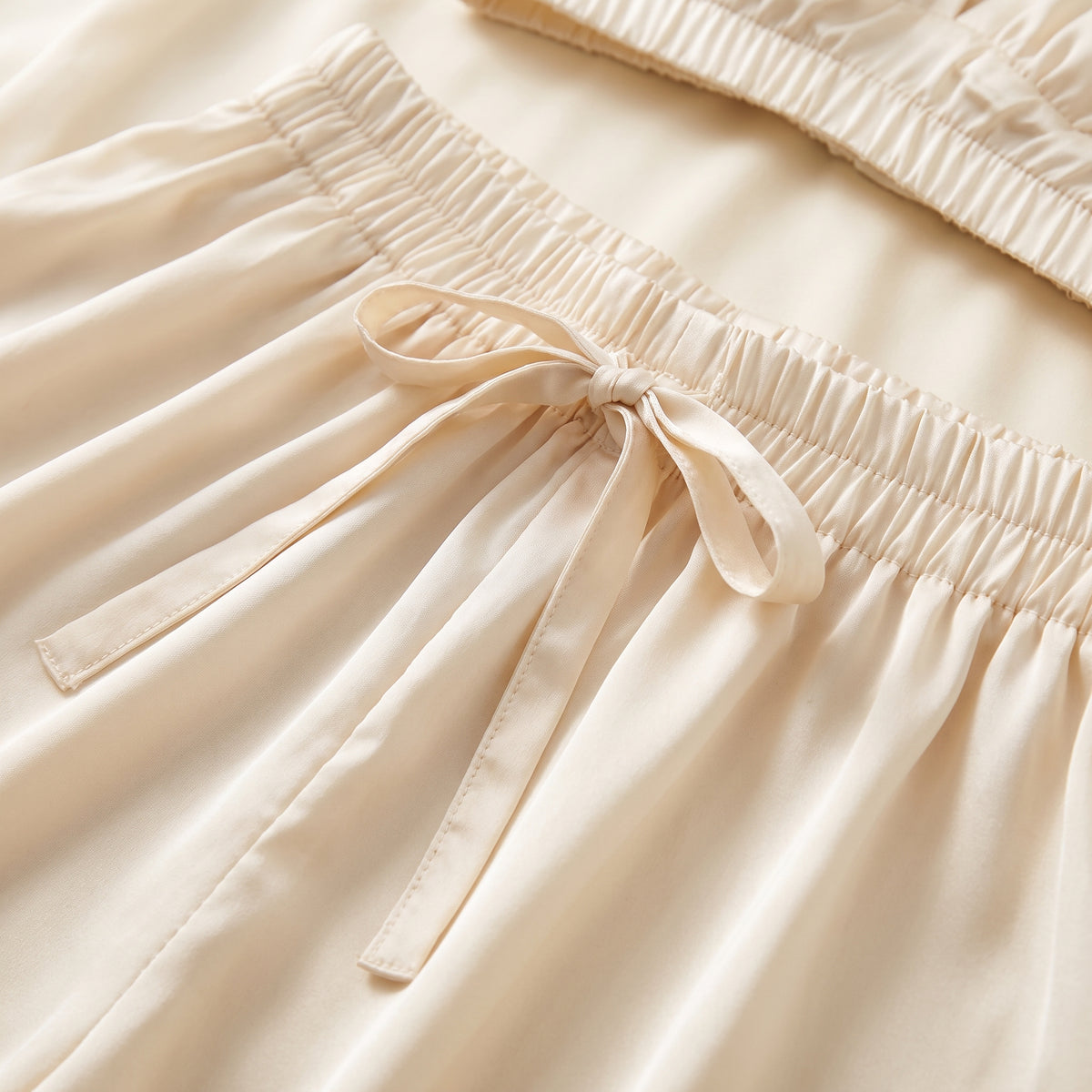 Détail matière satinée beige, ensemble de nuit