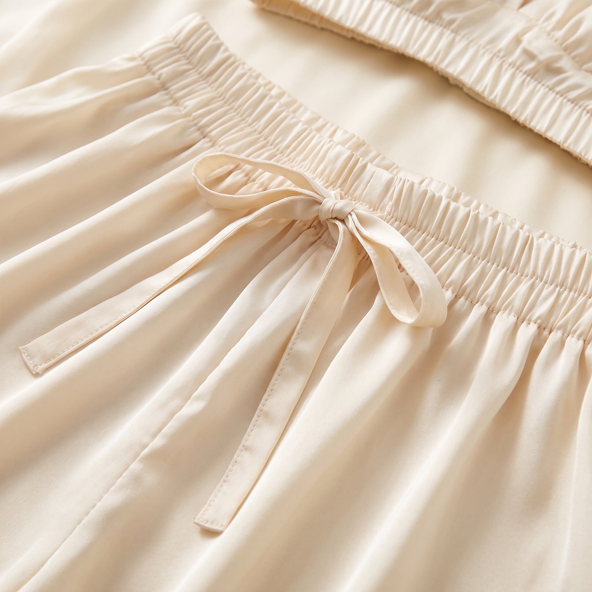 Détail matière satinée beige, ensemble de nuit Image