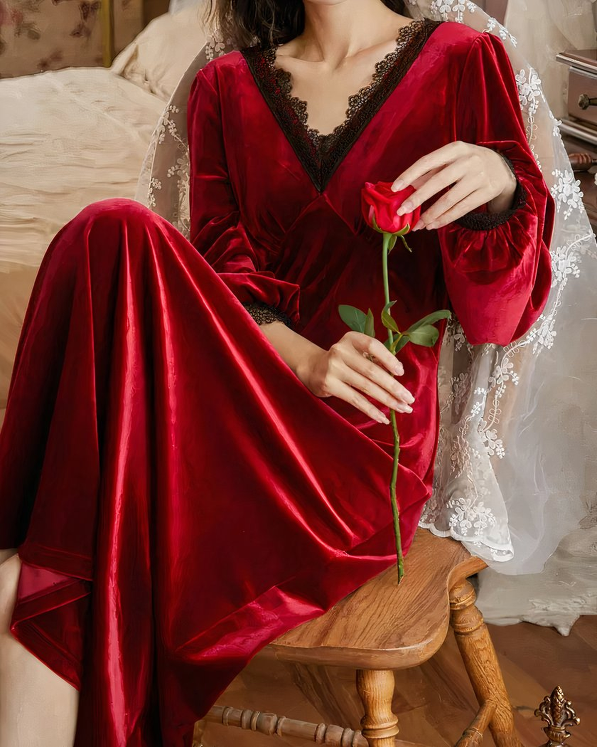 Décolleté en V et poignets en dentelle de la nuisette rouge à manches longues
