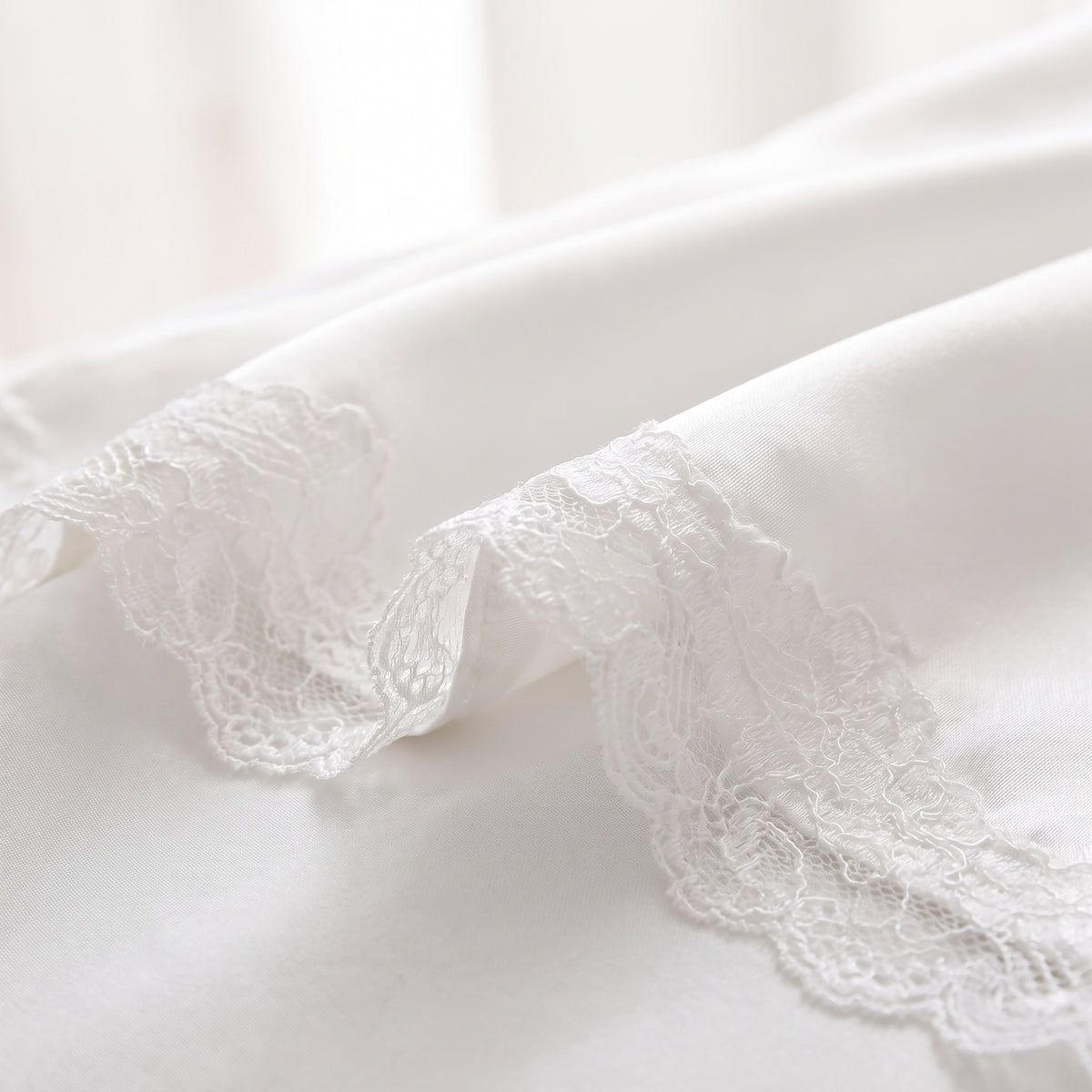 Détail satin blanc et dentelle florale