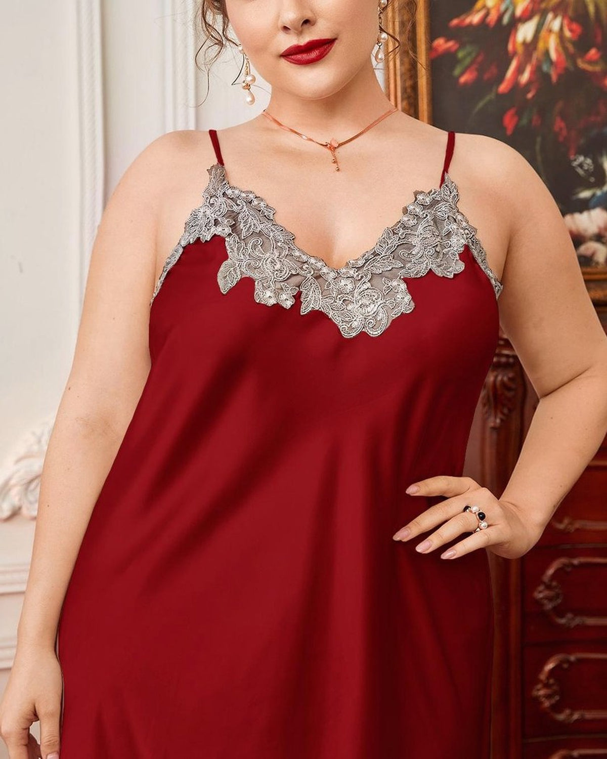 Gros plan de la nuisette rouge, bretelles fines et dentelle au decollete