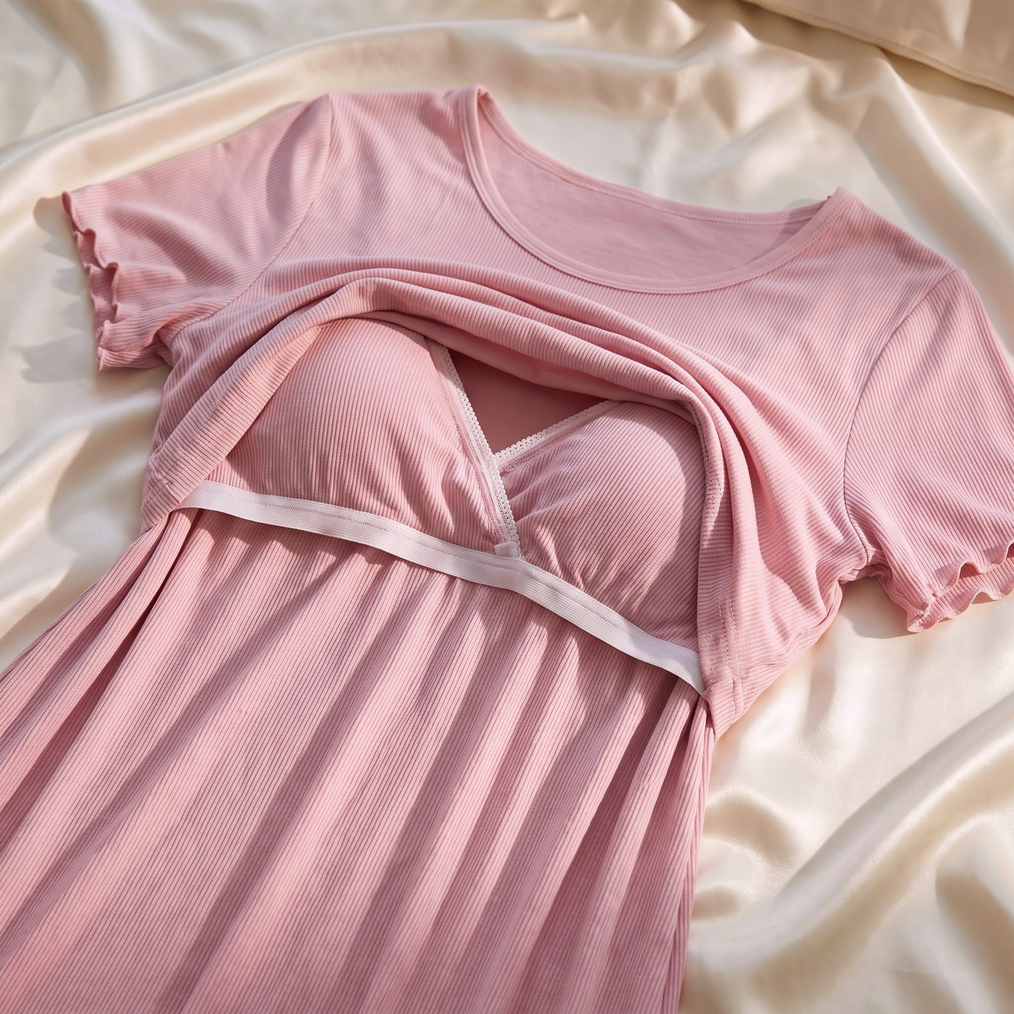 Empiècement du buste soulevé sur le bandeau d'allaitement de la nuisette rose poudré Image
