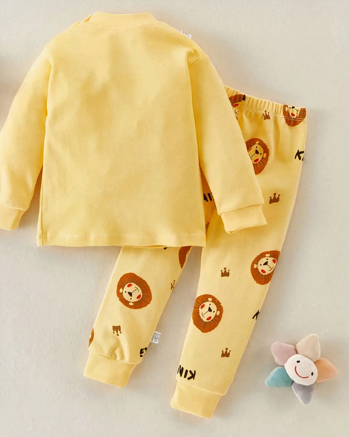Le dos uni du haut et le pantalon à petits lions, ensemble pyjama garçon jaune