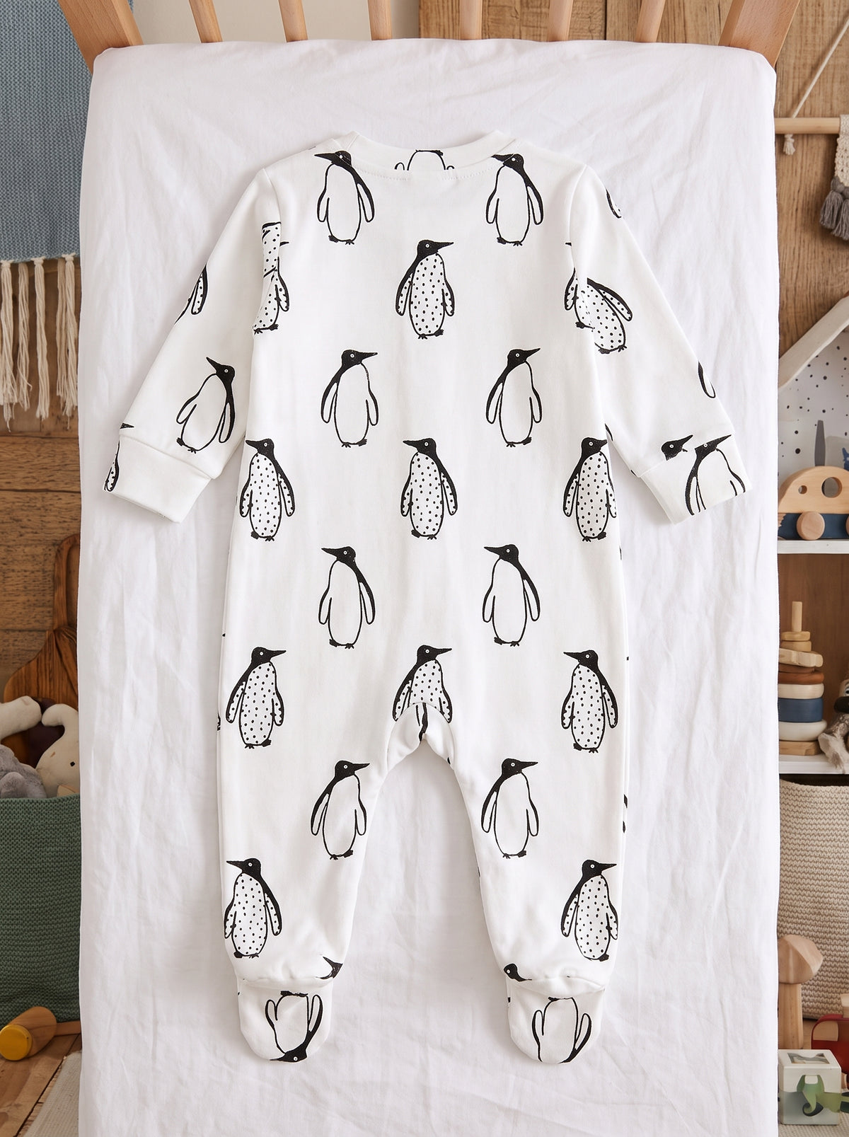 Dos lisse de la combinaison pyjama bébé à pingouins, à plat