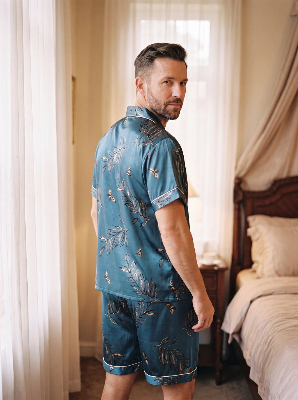 Pyjama homme bleu pétrole vu de dos, dos de la chemise et short au-dessus du genou