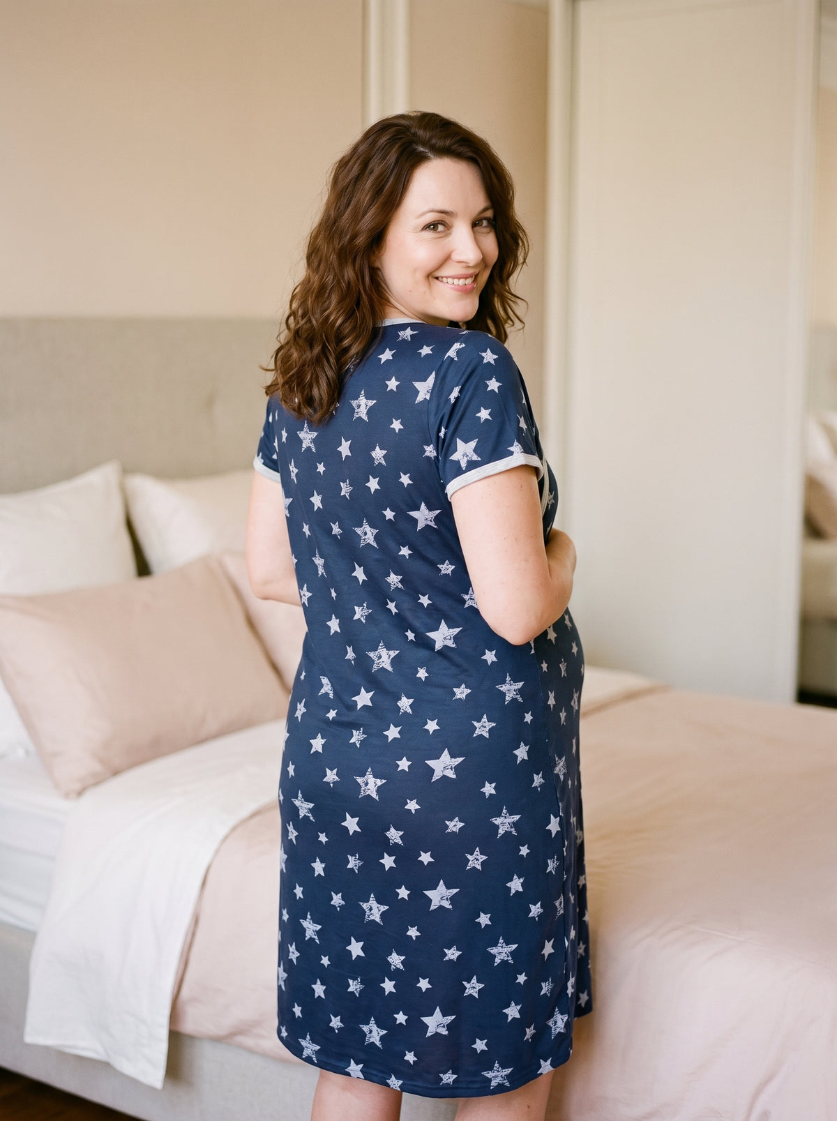Dos entier de la chemise de nuit de maternité bleu marine à étoiles