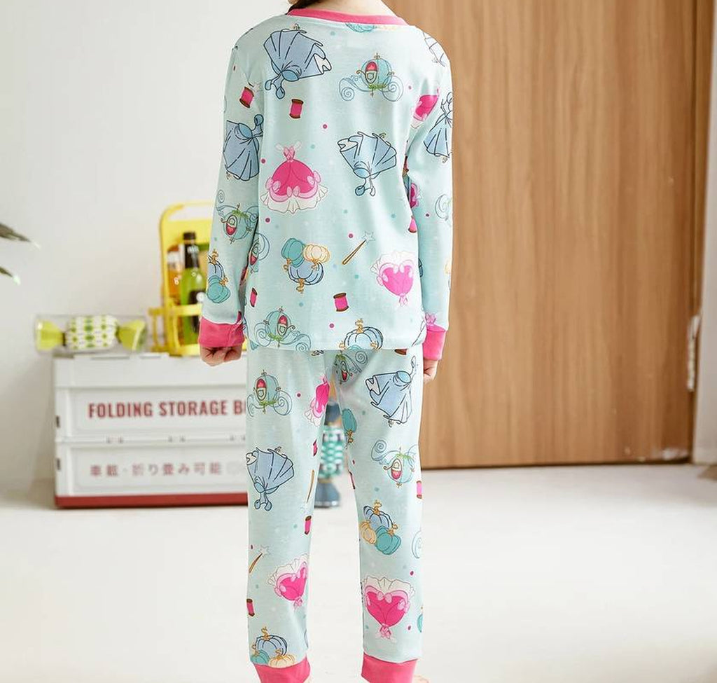 Dos du pyjama fille porté, imprimé de robes de bal et de carrosses sur le haut et sur le pantalon