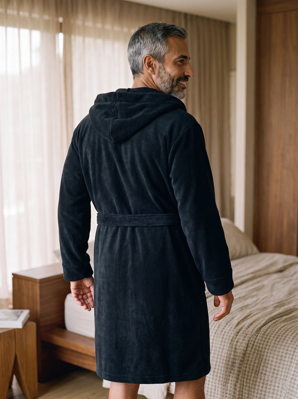 Dos du peignoir homme noir avec capuche et ceinture
