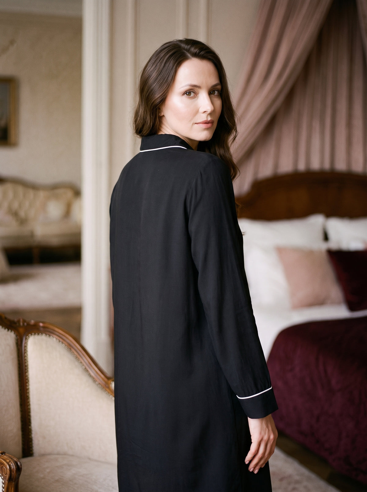 Dos entier et lisse de la chemise de nuit noire, manches longues à passepoil