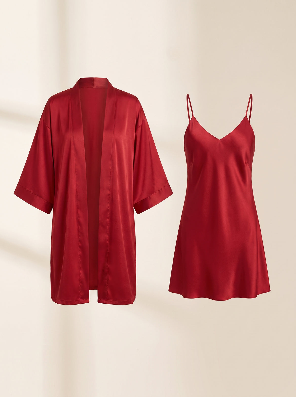 Nuisette et kimono rouges présentés séparément sur mannequin invisible