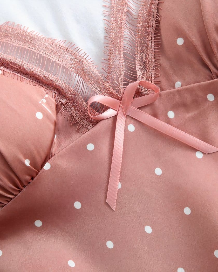 Gros plan du petit noeud satin et de la dentelle à cils du décolleté