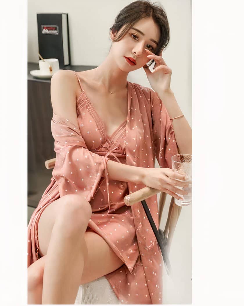 Ensemble nuisette et kimono en satin rose à pois porté assis, kimono ouvert