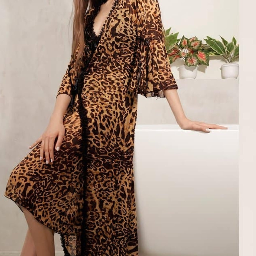 Détail de l’ensemble nuisette et kimono léopard porté assis