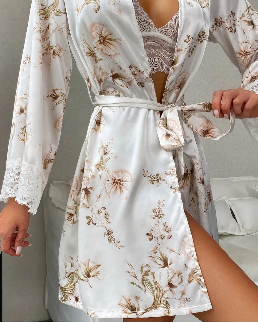 Kimono en satin blanc floral porté ceinturé, manches bordées de dentelle