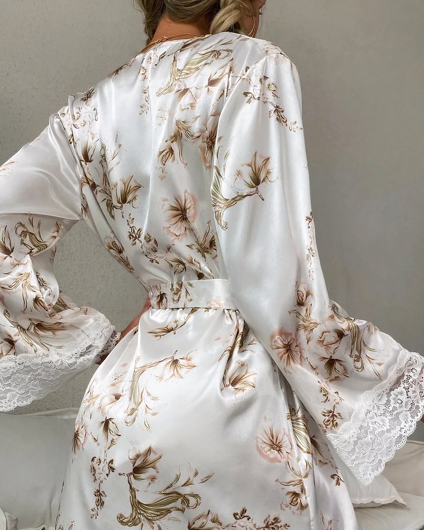 Kimono en satin blanc floral vu de dos, manches cloche à dentelle