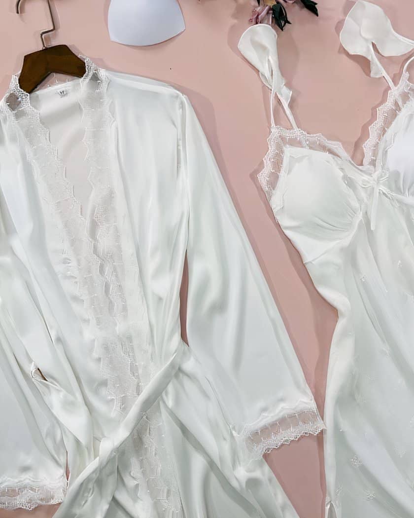 Ensemble nuisette et kimono blanc en satin et dentelle