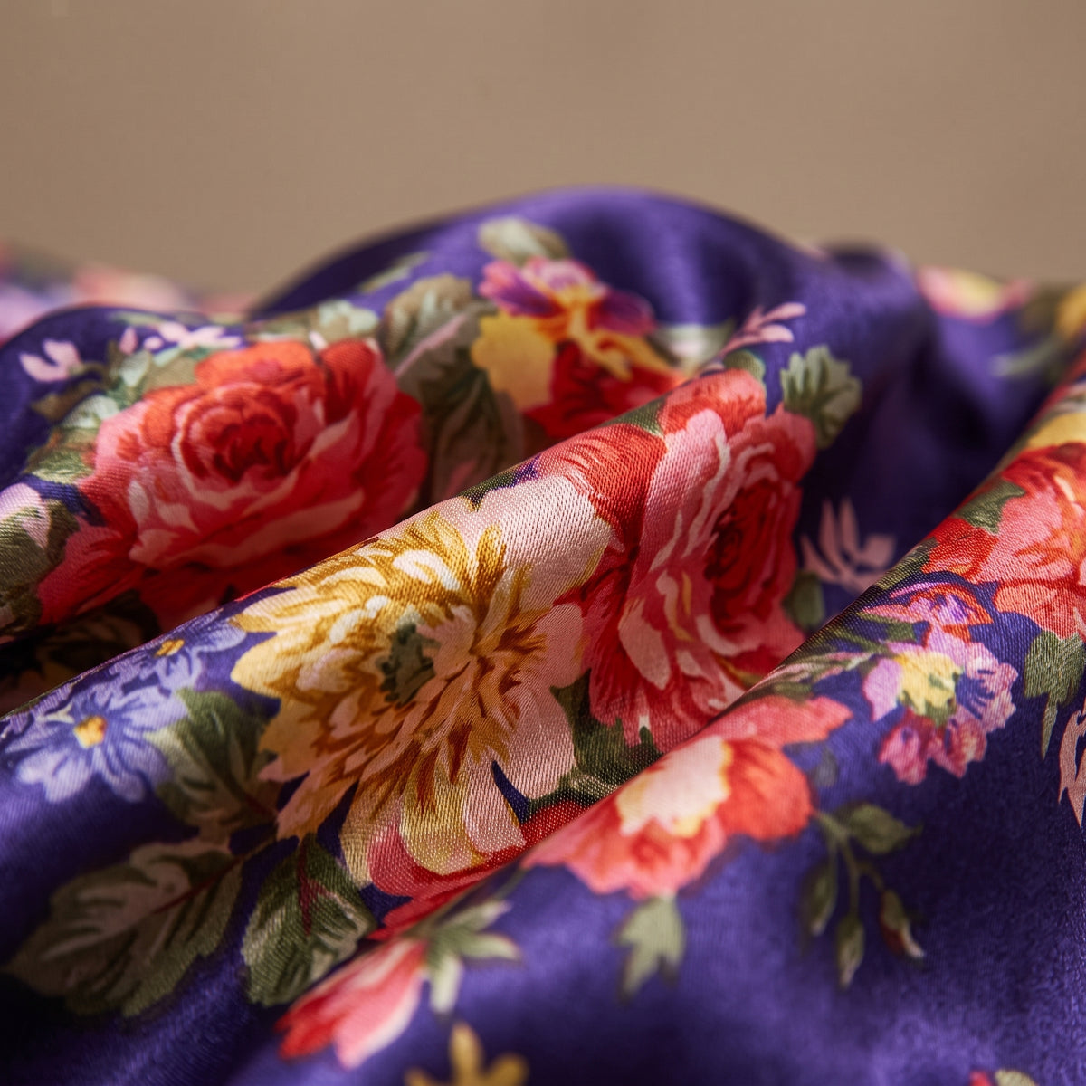 Gros plan sur le tissu a motif floral de la nuisette