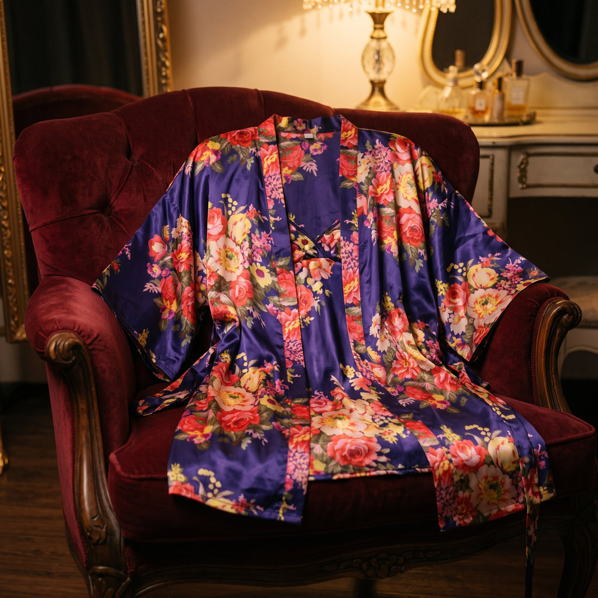 Ensemble nuisette et kimono bleu pose sur un fauteuil boudoir