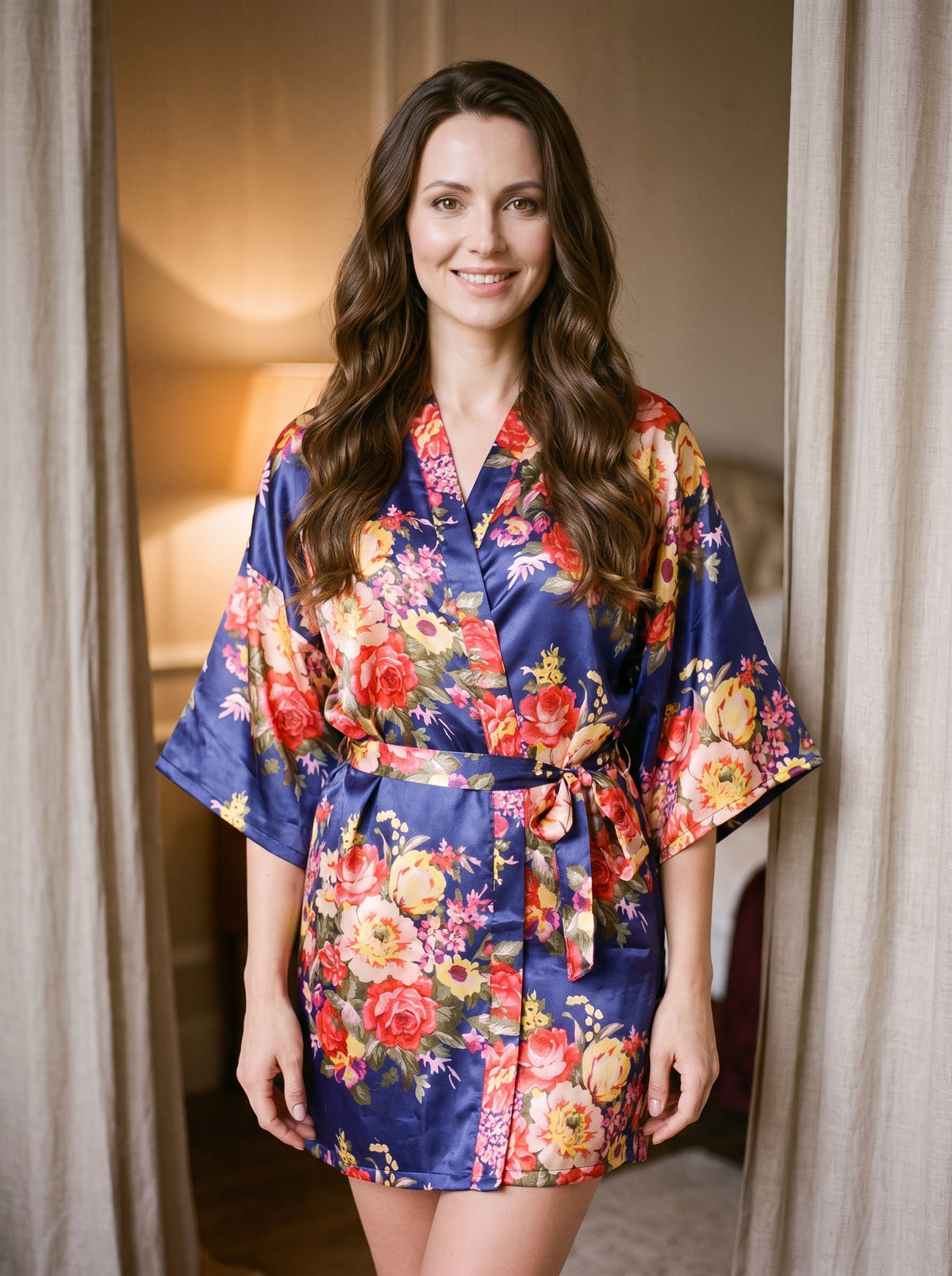 Modele souriante portant le kimono bleu marine a imprime floral, ceinture nouee a la taille