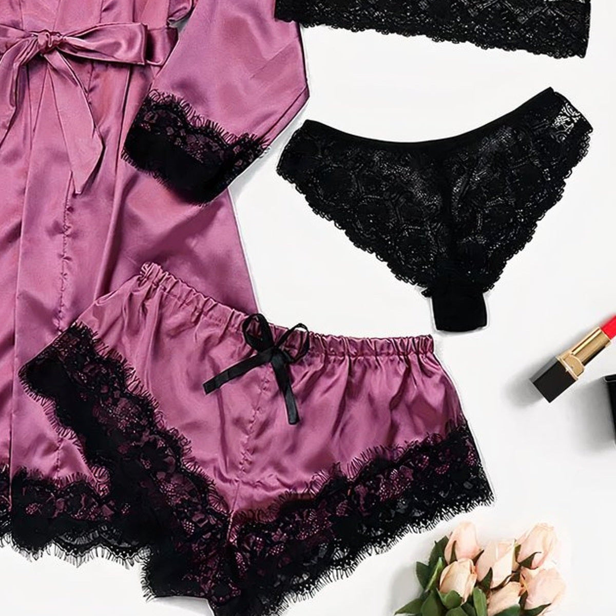 Dentelle noire et contraste rose mauve de l’ensemble pyjama en satin Image