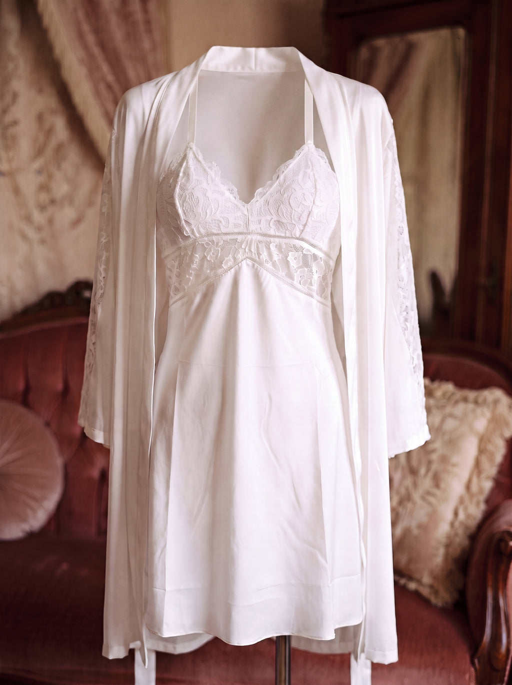 Ensemble nuisette et kimono blanc sur mannequin invisible, bustier en dentelle florale et bretelles fines