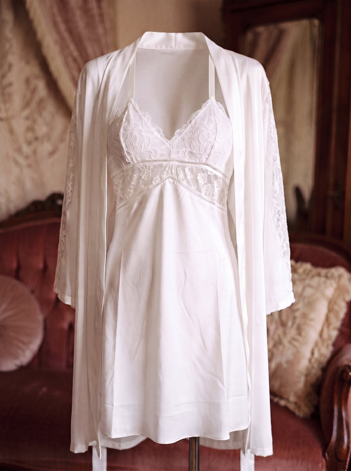 Ensemble nuisette et kimono blanc sur mannequin invisible, bustier en dentelle florale et bretelles fines