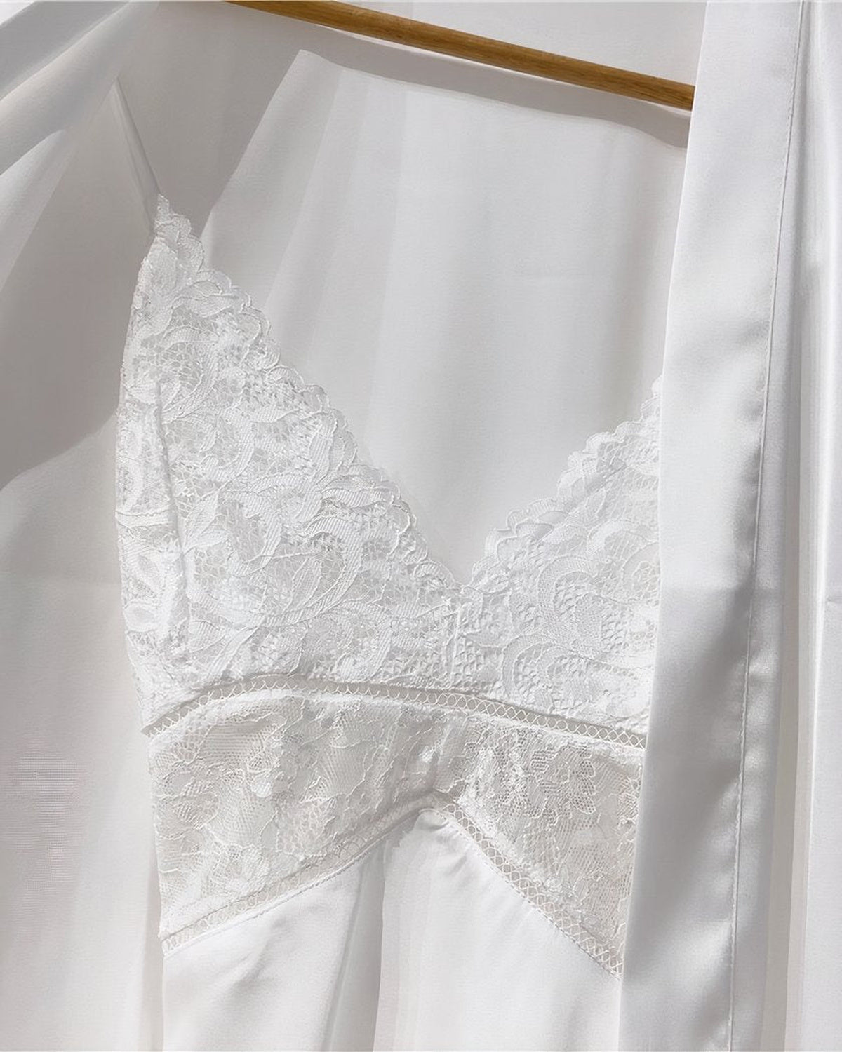 Le bustier de dentelle vu sous le kimono ouvert
