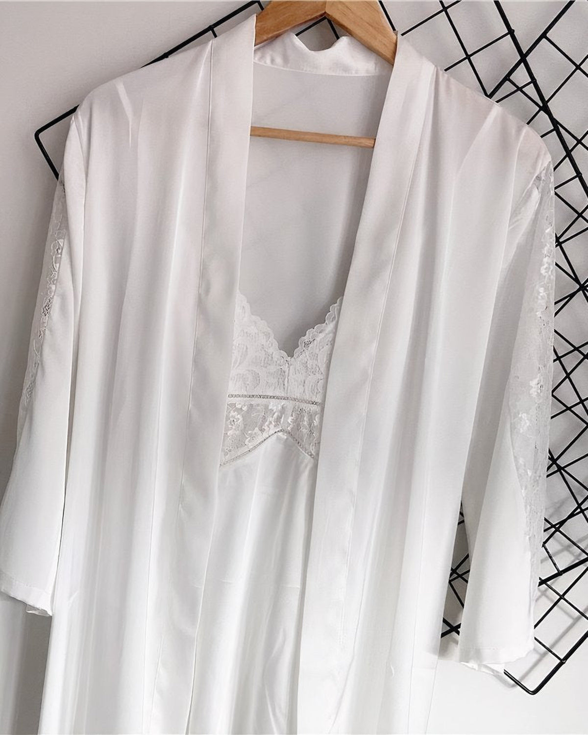Ensemble nuisette et kimono blanc sur cintre