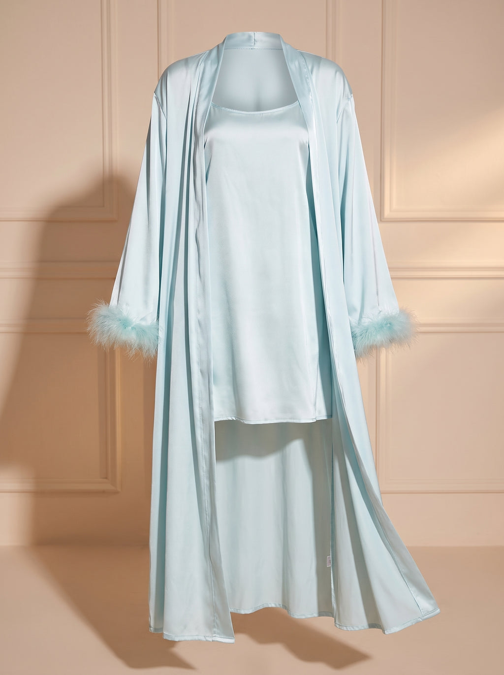 Ensemble nuisette et kimono en satin bleu ciel, vue de face sur fond neutre