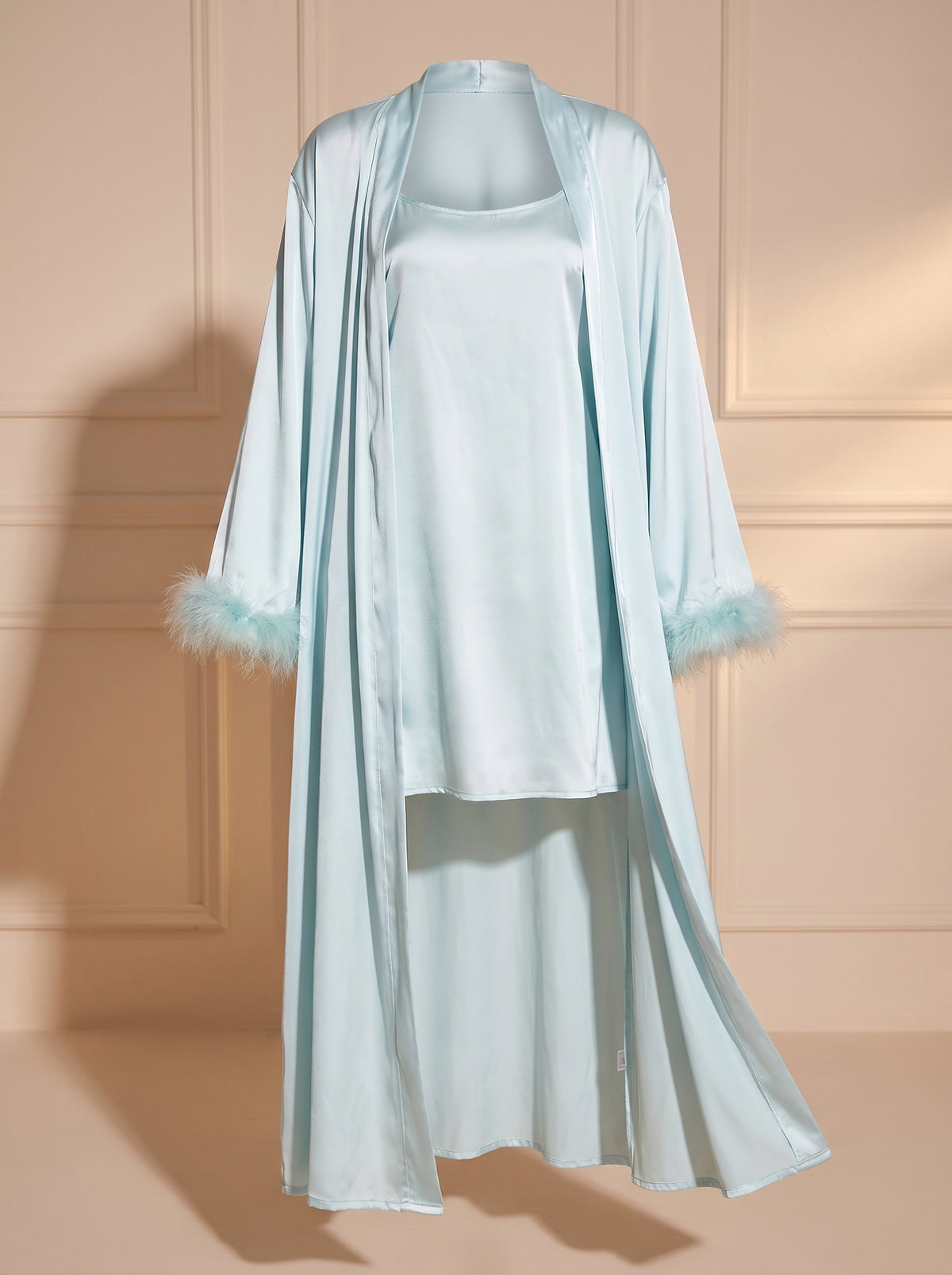Ensemble nuisette et kimono en satin bleu ciel, vue de face sur fond neutre