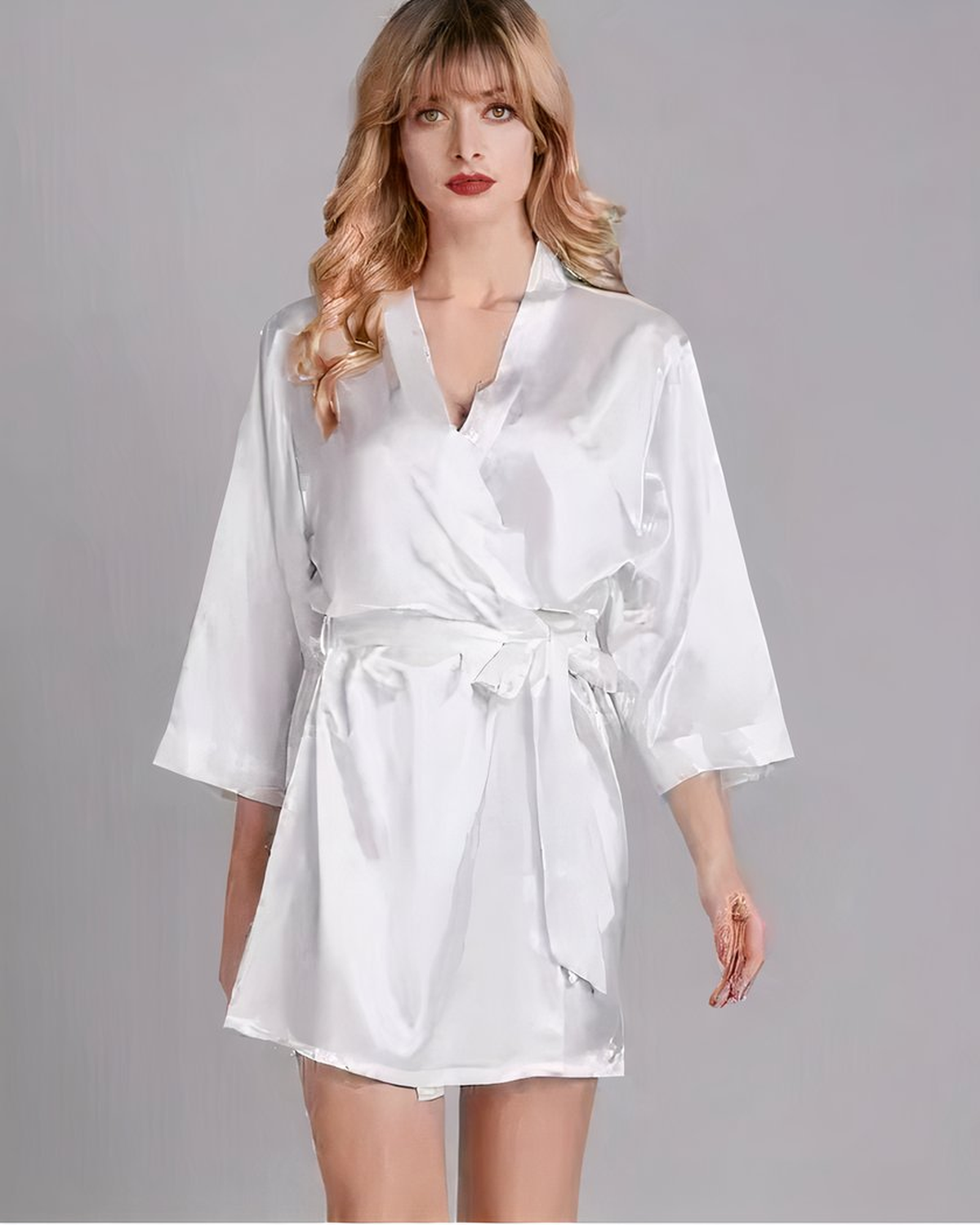 Le kimono en blanc nacré, porté de face
