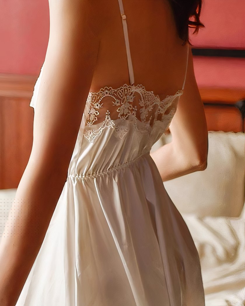 Ensemble nuisette et peignoir en satin blanc brodé