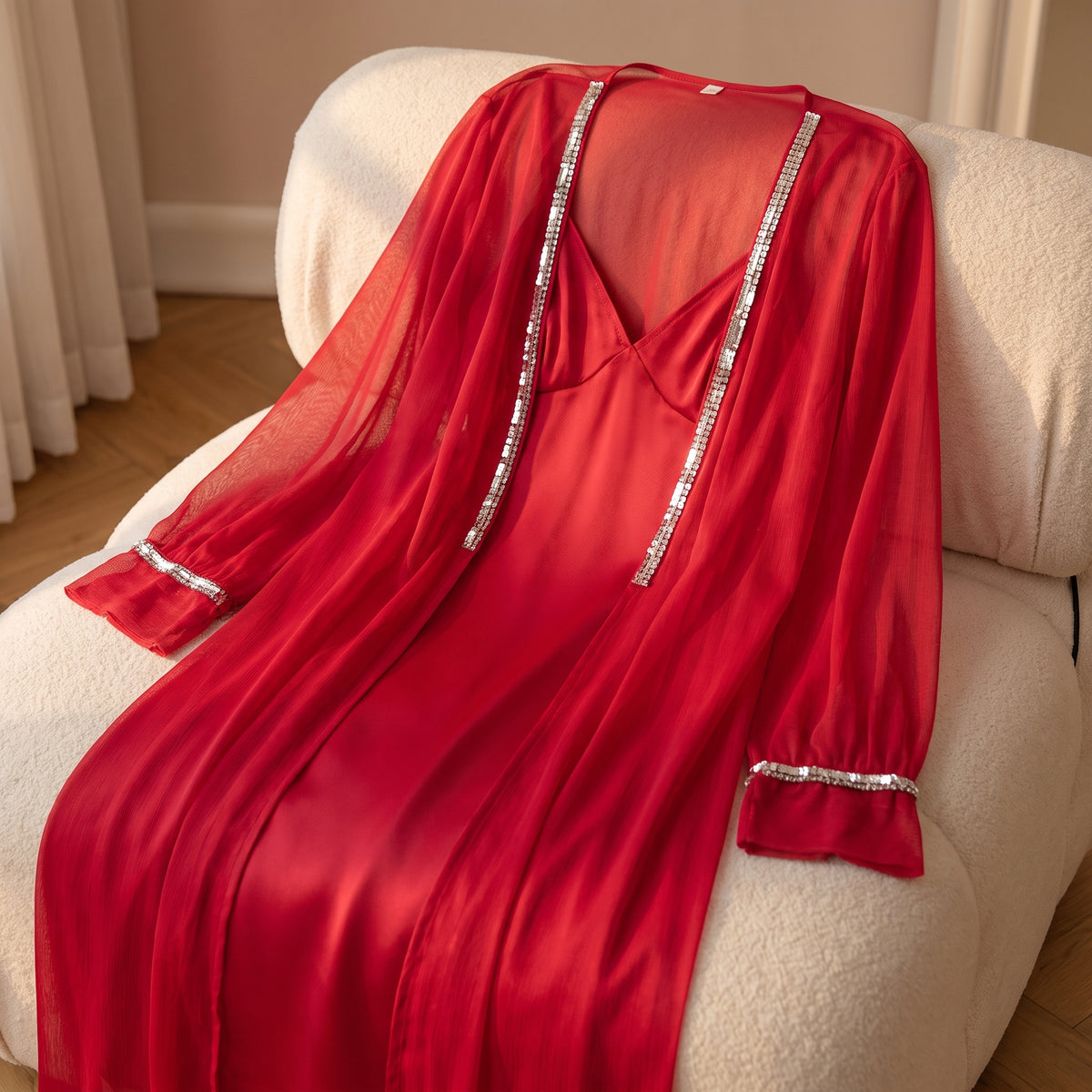 Ensemble nuisette et kimono rouge posé sur un fauteuil de boudoir