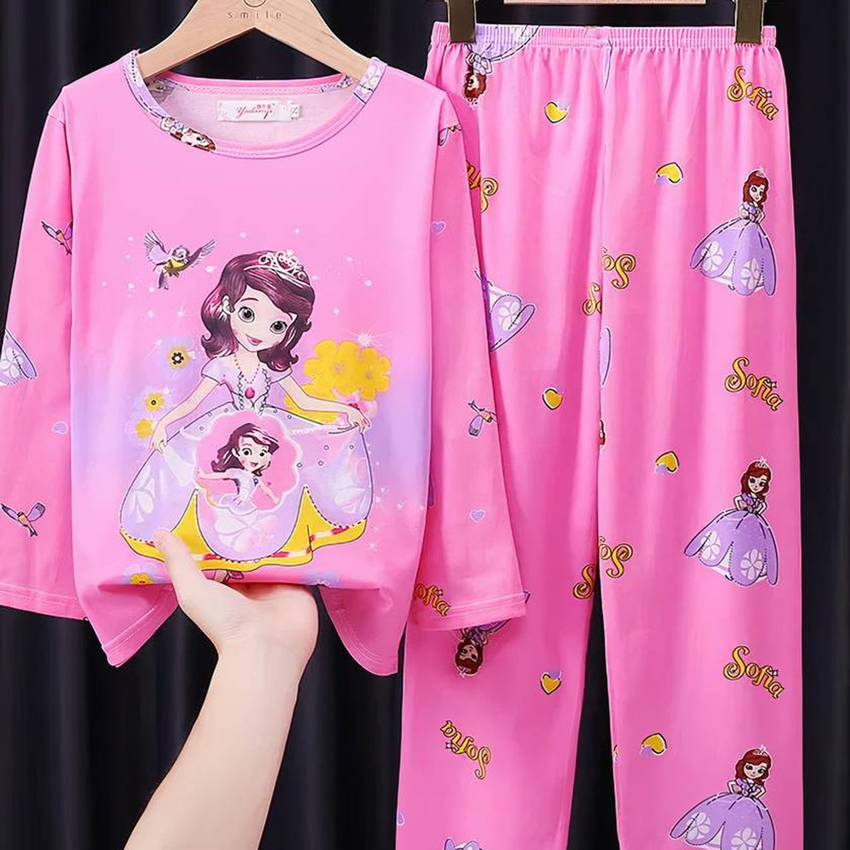 Pyjama fille rose à motifs de princesse, haut et pantalon présentés à plat