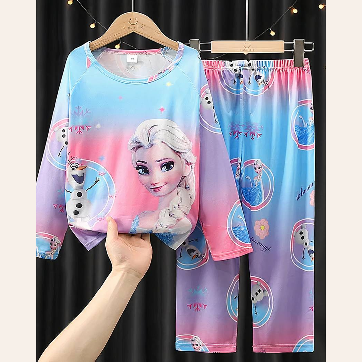 Quatre modèles Disney, vue du pyjama fille bleu et rose, modèle 2