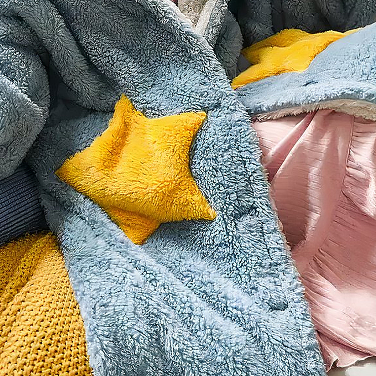 Une poche en forme d'étoile jaune d'or sur la polaire bleu gris