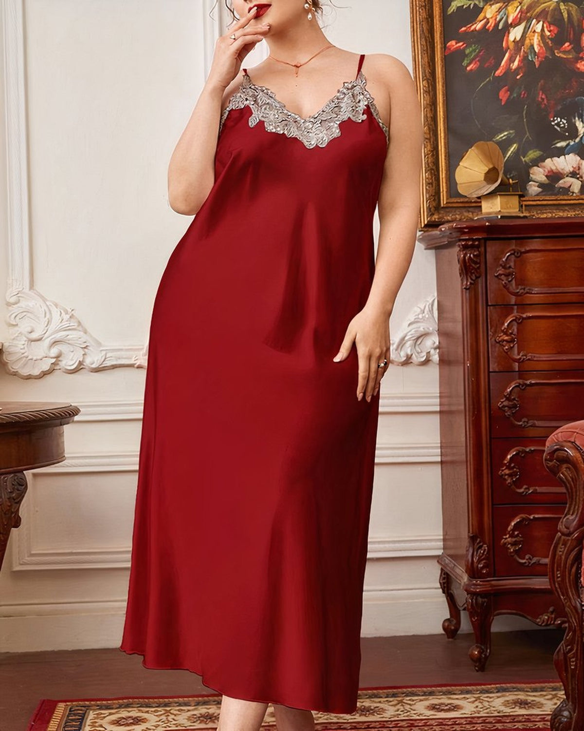 Nuisette longue rouge en satin portee, decollete en V orne de dentelle