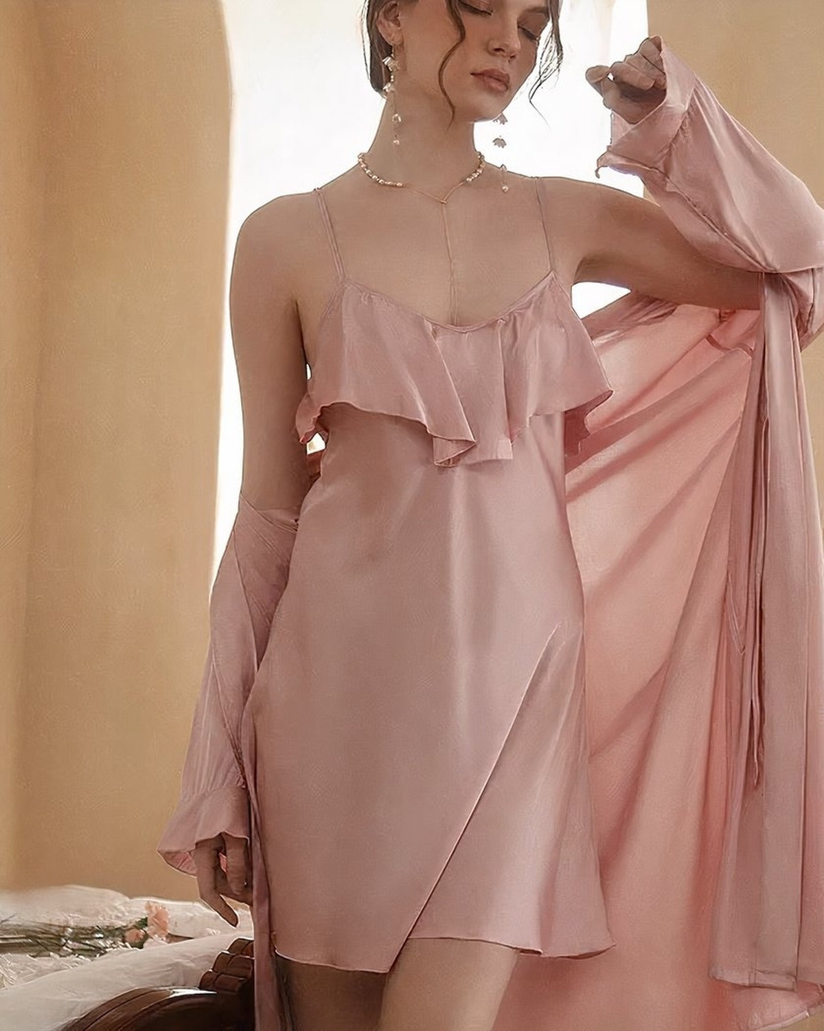 Ensemble nuisette et kimono rose en satin porté, décolleté à volant